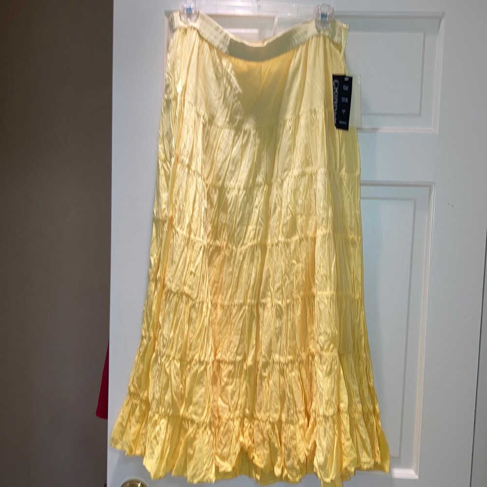 Petite NWT yellow tiered skirt.